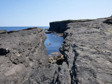 Kayalıklar ve Atlantik okyanusu, kayalıklar kanyon ve laguna, doğadaki güzellik. Tatil seyahat arkaplanı