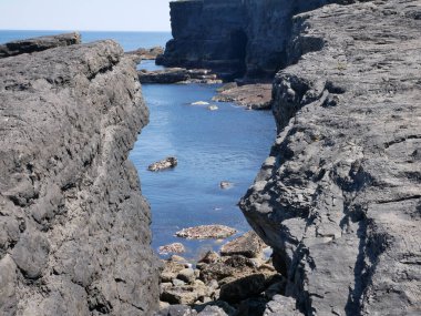 Kayalıklar ve Atlantik okyanusu, kayalıklar kanyon ve laguna, doğadaki güzellik. Tatil seyahat arkaplanı