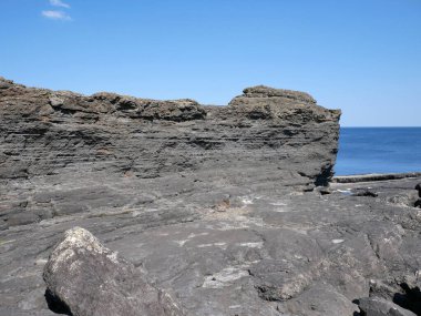 Kayalıklar ve Atlantik Okyanusu, kayalıklar ve laguna, doğadaki güzellik. Tatil seyahat arkaplanı