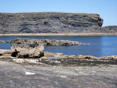 Kayalıklar ve Atlantik Okyanusu, bulutlar, kayalar ve laguna, doğadaki güzellik. Tatil gezisi rahatlama arkaplanı