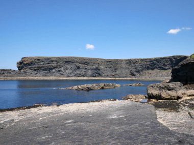 Kayalıklar ve Atlantik Okyanusu, bulutlar, kayalar ve laguna, doğadaki güzellik. Tatil gezisi rahatlama arkaplanı