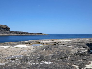 Kayalıklar ve Atlantik Okyanusu, bulutlar, kayalar ve laguna, doğadaki güzellik. Tatil gezisi rahatlama arkaplanı