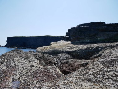 Kayalıklar ve Atlantik Okyanusu, bulutlar, kayalar ve laguna, doğadaki güzellik. Tatil gezisi rahatlama arkaplanı