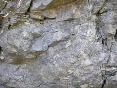 Uçurumlar ve tepeler, kayalık kanyon, büyük taşlar, doğadaki güzellik. İrlanda 'ya seyahat