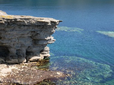 Kayalıklar ve Atlantik okyanusu arka planı, kayalar ve laguna, doğadaki güzellik. Tatil gezisi duvar kağıdı