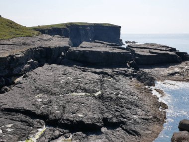 Kayalıklar ve Atlantik okyanusu arka planı, kayalar ve laguna, doğadaki güzellik. Tatil gezisi duvar kağıdı