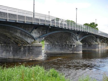 İrlanda 'daki eski taş köprü, nehir arkaplanı üzerindeki eski köprü.