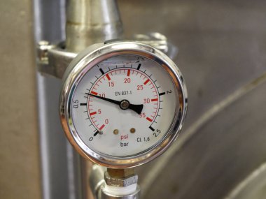 Endüstriyel viski damıtıcısına, borulara ve sensörlere, endüstriyel üretim fabrikasının iç planına baskı göstergesi.