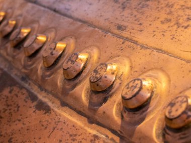 Metal zemin, perçinli eski bakır duvar