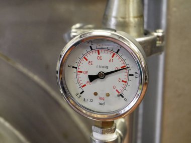 Endüstriyel viski damıtıcısına, borulara ve sensörlere, endüstriyel üretim fabrikasının iç planına baskı göstergesi.