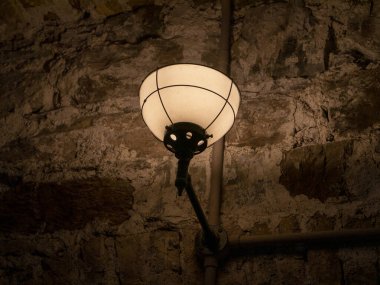 Hapishane arka planında eski bir lamba, kasvetli ışık