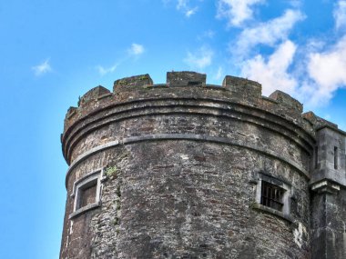 Eski Kelt kale kulesi ve bir ev. Eski İrlanda mimari geçmişi