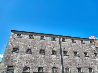 Eski Kelt kale kulesi ve bir ev. Eski İrlanda mimari geçmişi