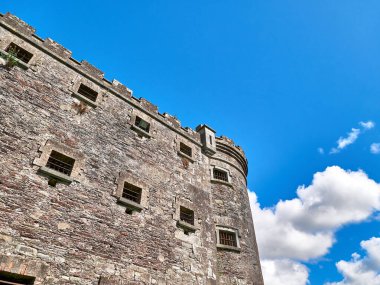 Eski Kelt kale kulesi ve bir ev. Eski İrlanda mimari geçmişi