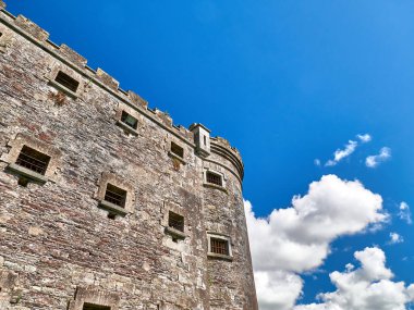 Eski Kelt kale kulesi ve bir ev. Eski İrlanda mimari geçmişi