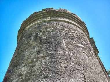 Eski Kelt kale kulesi ve bir ev. Eski İrlanda mimari geçmişi