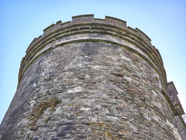 Eski Kelt kale kulesi ve bir ev. Eski İrlanda mimari geçmişi