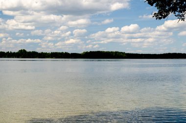 Yaz nehir arka plan, doğal fotoğraf duvar kağıdı, saf su ve derin mavi yaz gökyüzünde beyaz bulutlar