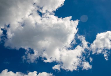 Yazın gökyüzünde beyaz bulutlar doğal arka plan, gökyüzü duvar kağıdı