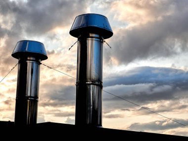 Derin mavi gökyüzünde beyaz kabarık bulutlar. Cennet arkaplanı