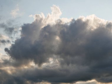 Fırtınalı gökyüzü, beyaz ve gri bulutlu arka plan, güzel günbatımı cennet fotoğrafı.