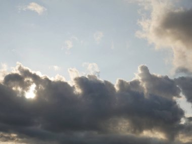 Fırtınalı gökyüzü, beyaz ve gri bulutlu arka plan, güzel günbatımı cennet fotoğrafı.