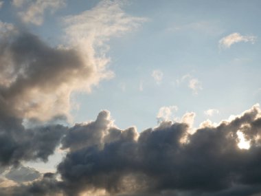 Fırtınalı gökyüzü, beyaz ve gri bulutlu arka plan, güzel günbatımı cennet fotoğrafı.