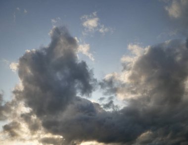 Fırtınalı gökyüzü, beyaz ve gri bulutlu arka plan, güzel cennet fotoğrafı.