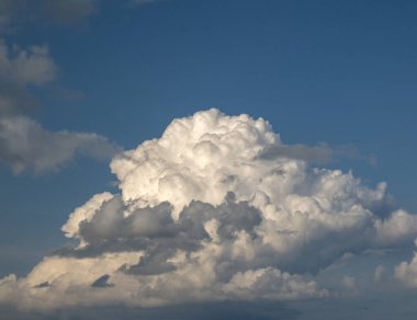 Beyaz ve gri kümülüs bulutları arka planda mavi yaz gökyüzü arka planında