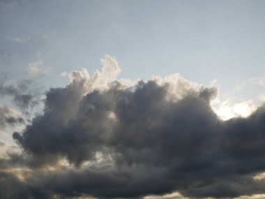 Fırtınalı gökyüzü, beyaz ve gri bulutlu arka plan, güzel günbatımı cennet fotoğrafı.