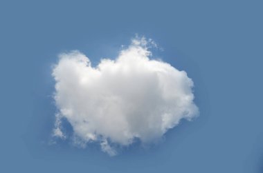 Mavi arka plan üzerinde tek bir bulut izole edilmiş. Beyaz bulut fotoğrafı, tatlı pofuduk bulut ve gradyan yaz gökyüzü