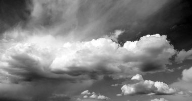 Modern şehrin arka planında kabarık beyaz bulutlarla siyah ve beyaz güzel gökyüzü, bulutlu duvar kağıdı
