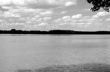 Modern şehrin arka planında kabarık beyaz bulutlarla siyah ve beyaz güzel gökyüzü, bulutlu duvar kağıdı