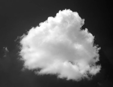 Modern şehrin arka planında kabarık beyaz bulutlarla siyah ve beyaz güzel gökyüzü, bulutlu duvar kağıdı