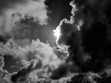 Modern şehrin arka planında kabarık beyaz bulutlarla siyah ve beyaz güzel gökyüzü, bulutlu duvar kağıdı