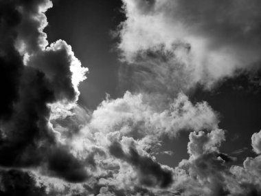 Modern şehrin arka planında kabarık beyaz bulutlarla siyah ve beyaz güzel gökyüzü, bulutlu duvar kağıdı