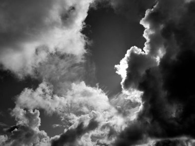 Modern şehrin arka planında kabarık beyaz bulutlarla siyah ve beyaz güzel gökyüzü, bulutlu duvar kağıdı