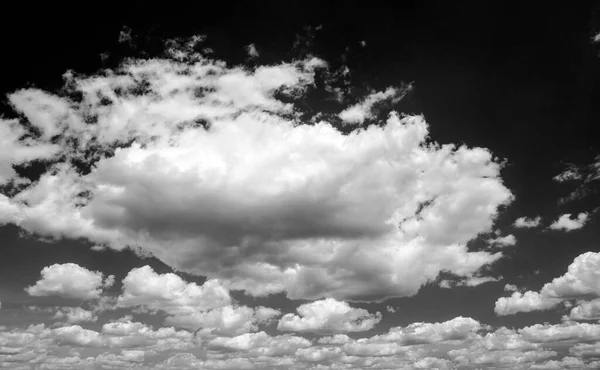 Modern şehrin arka planında kabarık beyaz bulutlarla siyah ve beyaz güzel gökyüzü, bulutlu duvar kağıdı