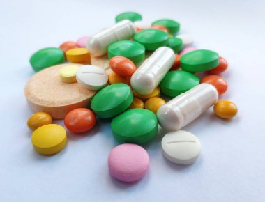 Renkli haplar seti, tıp geçmişi. Farklı hastalıklar için reçeteler, sağlık geçmişi, renkli haplar. Tıbbi tedavi kavramsal fotoğraf arkaplanı