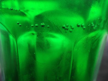 Yeşil cam soyut arkaplan, yakın görüş. Kabarcıklı yeşil sıvı