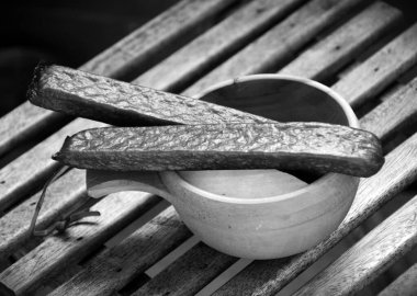Ahşap bir fincanda lezzetli sosisler, restoranlar ve kafeler için yemek fotoğrafları.
