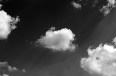 Güneş ışınlarıbeyaz bulutlar ile Mavi gökyüzü, saf gökyüzü arka plan