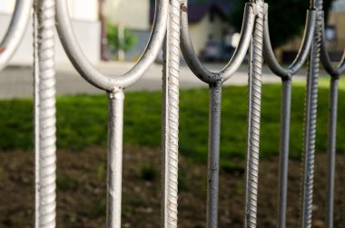 Yasak bölge, yasak bölge, özel mülkiyet kavramı bir sembolü olarak metal çit