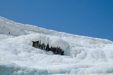 Pamukkale, Türkiye'nin kalker tepe. Güneş ışınları tuz dağlarda kar beyaz