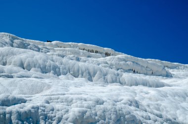Beyaz tepeler Pamukkale, Türkiye'nin azalan. Kar beyaz dağlar