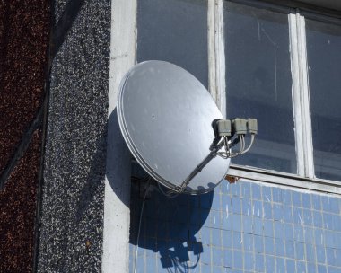 uydu çanak anten binanın duvarında asılı