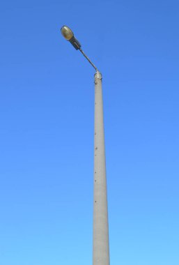 Gradyan mavi gökyüzü arkaplanının üzerindeki lamba rengi