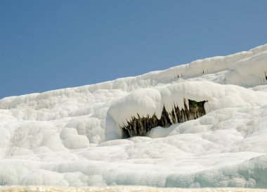 Pamukkale, Türkiye'nin muhteşem beyaz tepeler. Kar dağlar, tepeler arka plan tuz