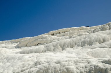 Pamukkale, Türkiye'nin kar beyaz dağlar. Doğal tuz hills arka plan