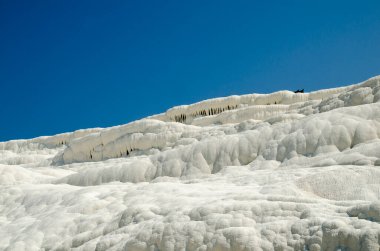 Pamukkale, Türkiye'nin kar beyaz dağlar. Doğal tuz hills arka plan